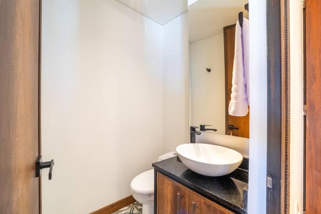 Stylish 2 Masters With Patio And View Apartamento
